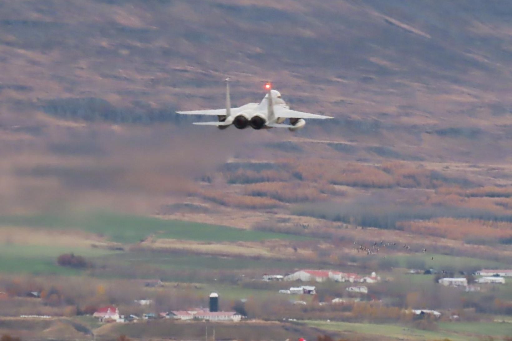 Orrustuþota við aðflugsæfingu á Akureyri í gær.