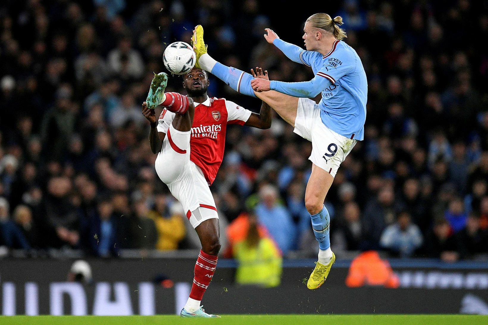 Thomas Partey í baráttunni við Erling Haaland leikmann Manchester City …