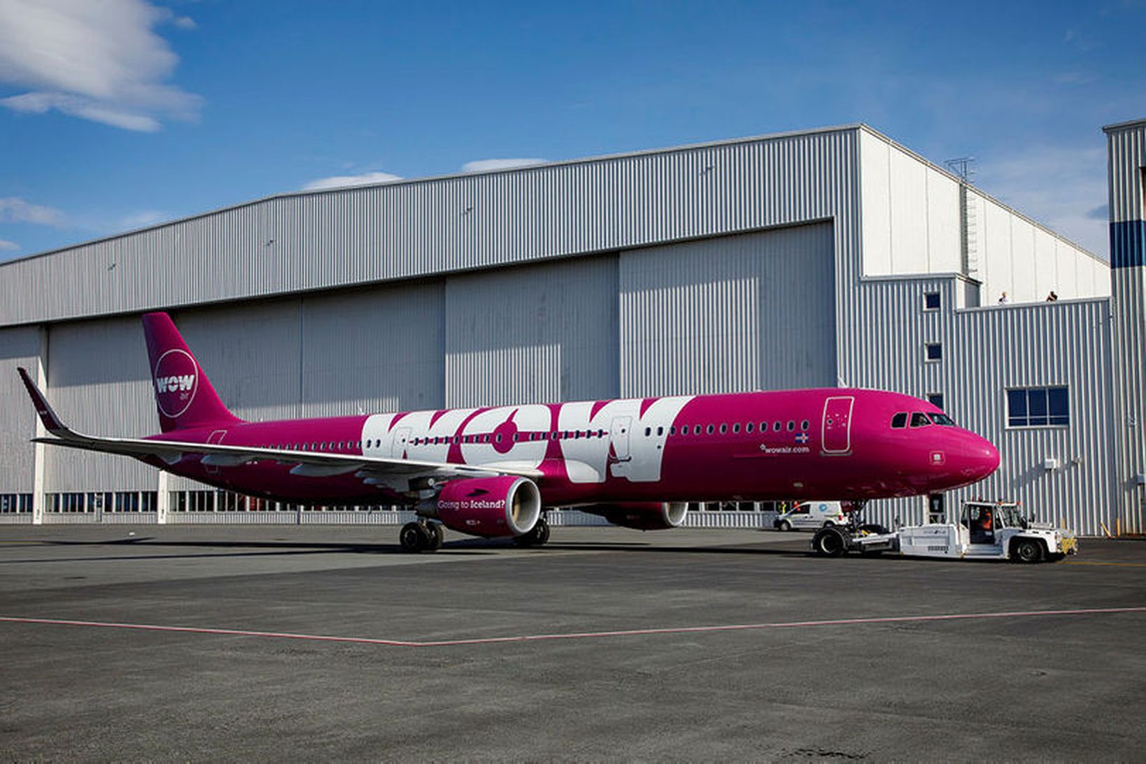 Síðasta flug­vél­in merkt WOW air.