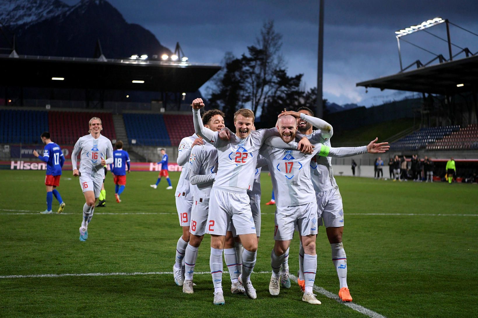 Aron Einar Gunnarsson fagnar þriðja marki sínu ásamt liðsfélögum í …