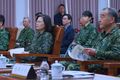 Varnarmál Tsai Ing-wen, forseti Taívans (fyrir miðju), situr öryggismálafund með herstjórnendum og öðrum sérfræðingum á herstöð við Taichung.