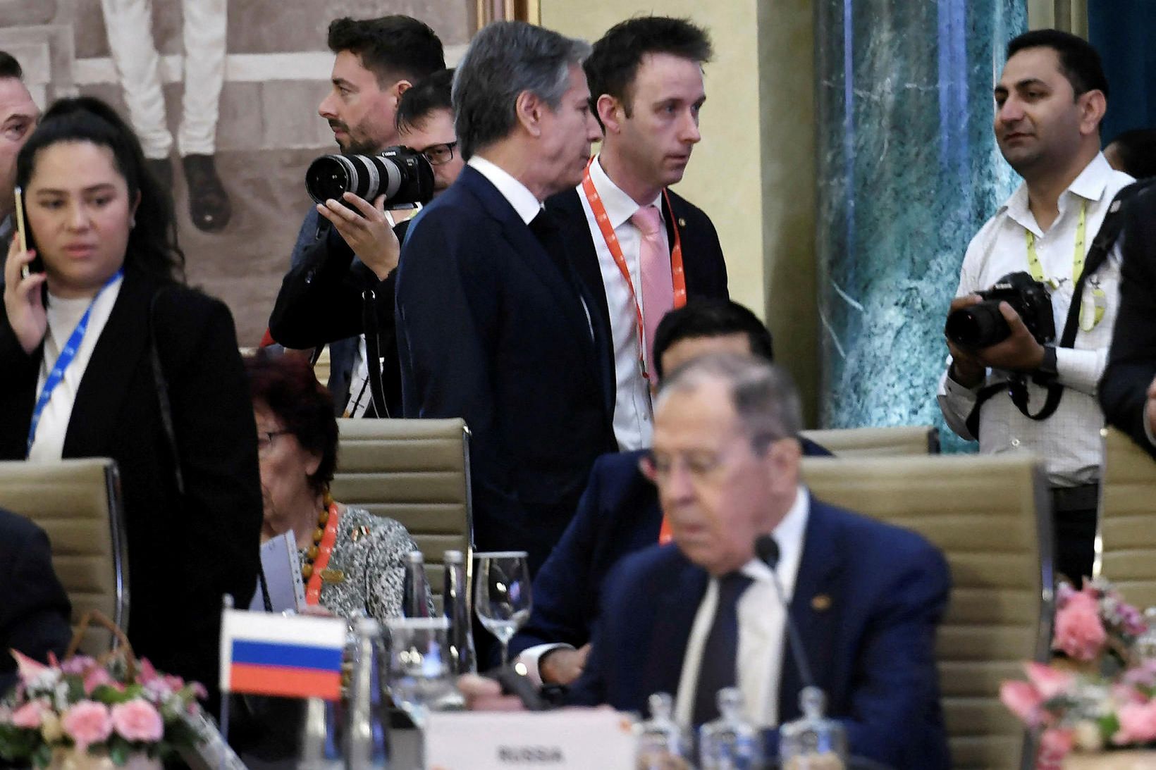 Fyrir aftan Sergei Lavrov, utanríkisráðherra Rússlands, (fremst fyrir miðju) má …