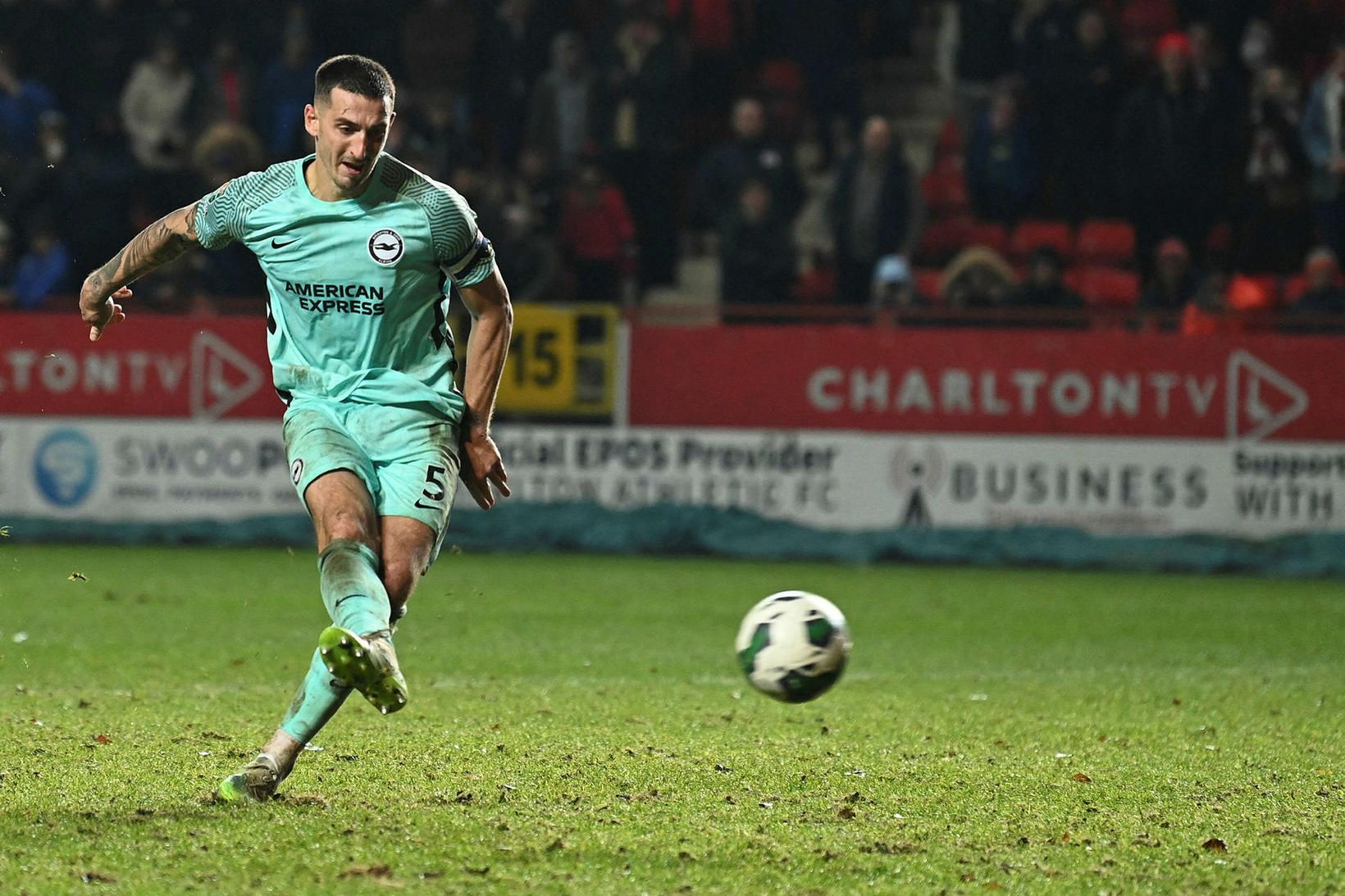 Lewis Dunk tekur víti gegn Charlton í síðustu umferð enska …