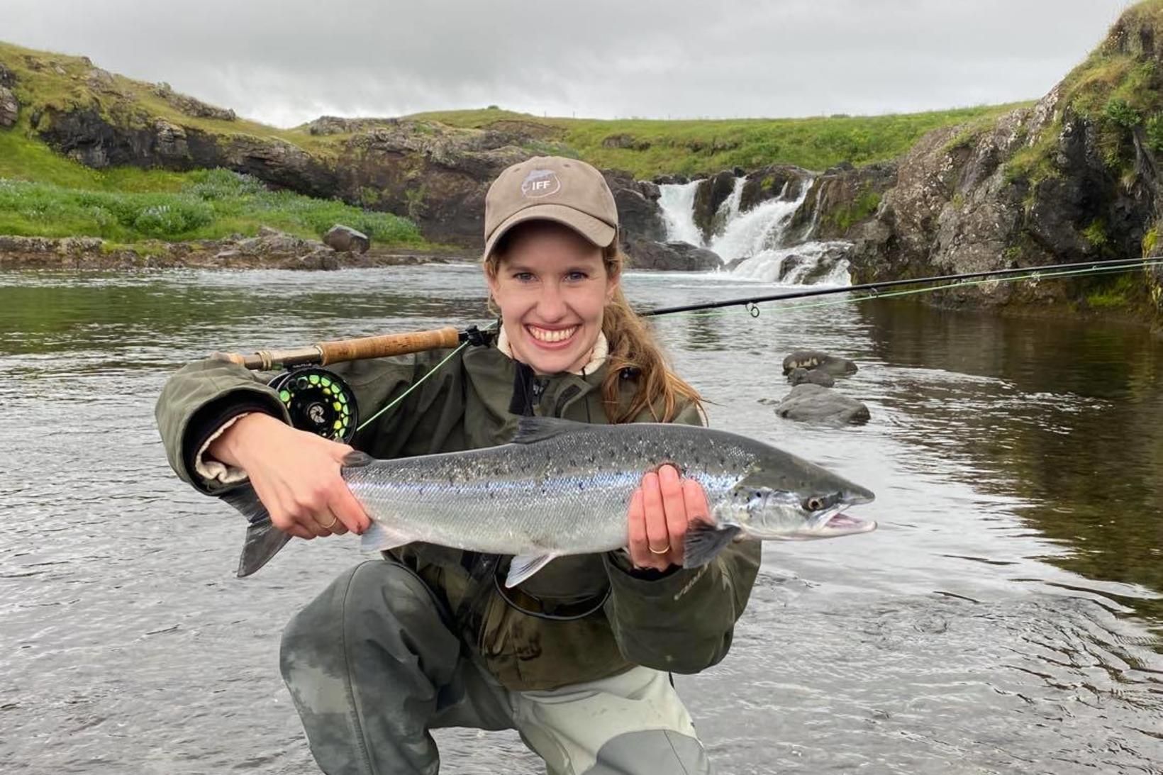 Sigríður Johnson með nýrunninn lax úr Laxfossi í Laxá í …