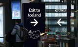 Barnungri stúlku og frænda hennar var meinuð innkoma til landsins.