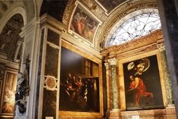 Þrjú stór málverk ertir Caravaggio eru í hinni litlu Contarelli-kapellu í San Luigi dei Francesi-kirkjunni …