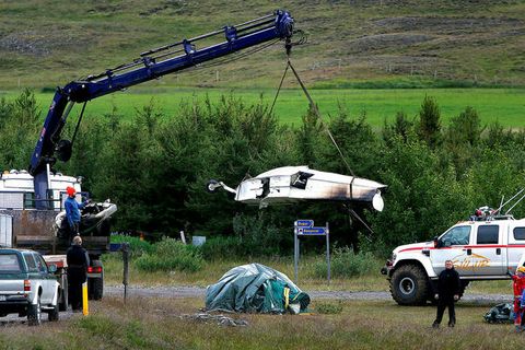 Flak vélarinnar híft upp á vörubíl sem keyrði það suður til Reykjavíkur.