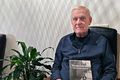 Höfundur Sigurður Helgason með bókina um Vesturbæinn.