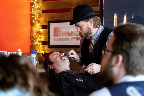 Allir bruggarar stóðu myndarlegri upp úr stólnum eftir rakstur Nonna.