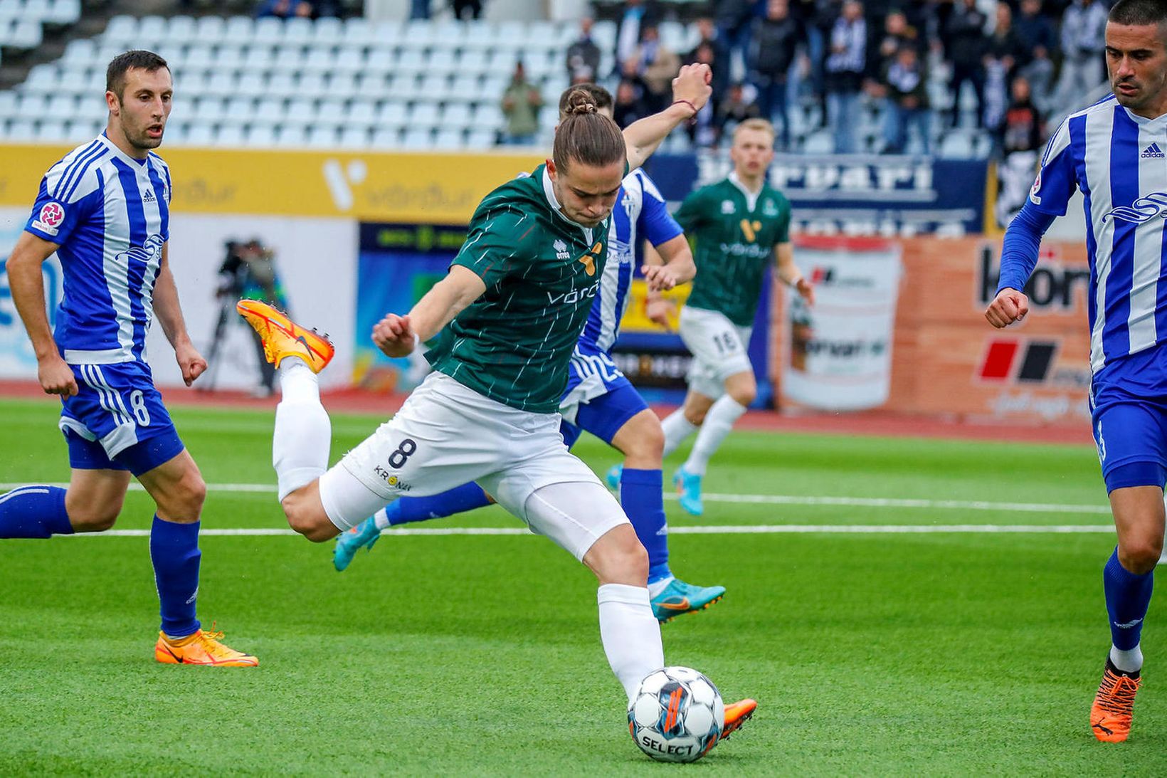 Viktor Karl Einarsson reynir skot að marki Buducnost á Kópavogsvelli.