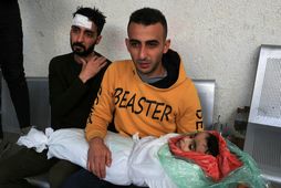 Faðir hins tveggja ára Muhammad Saleh Farhat, syrgir barnið sitt á al-Najjar-sjúkrahúsinu í Rafah á …