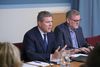 „Hefði konan þín mátt kaupa hlut í bankanum?"
