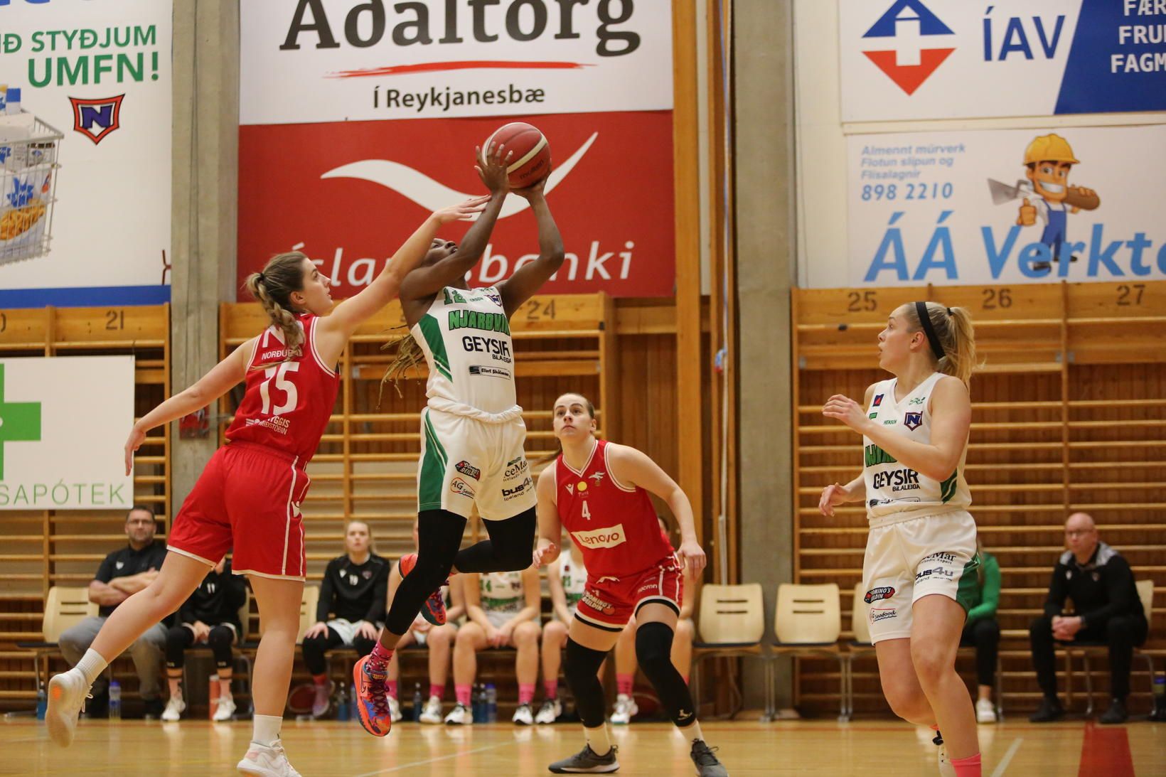 Alyah Collier sækir að Valskonum í Njarðvík í kvöld.