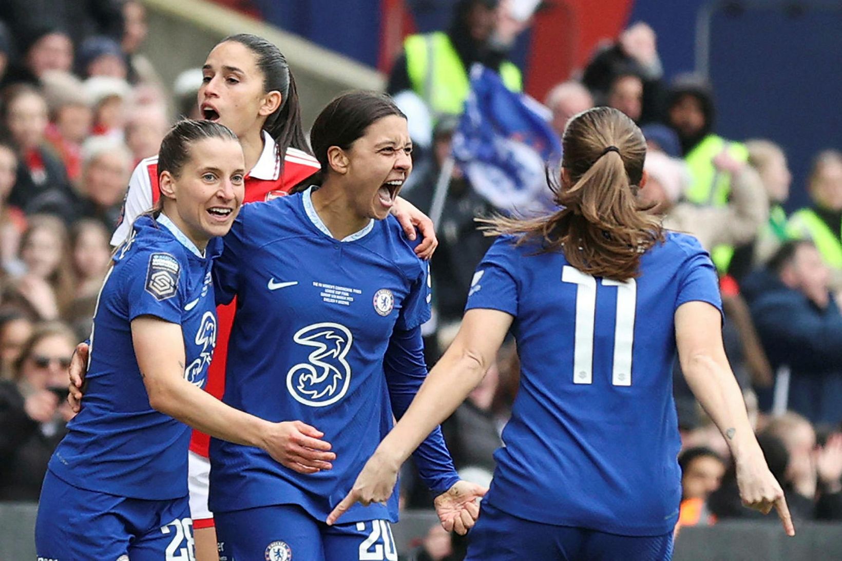 Sam Kerr, fyrir miðju, fagnar marki fyrir Chelsea. Hún er …