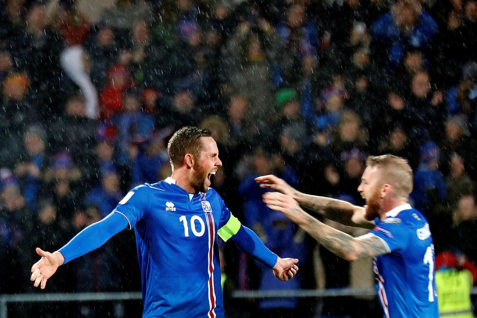 Gylfi Þór Sigurðsson og Aron Einar Gunnarsson fagna marki gegn …