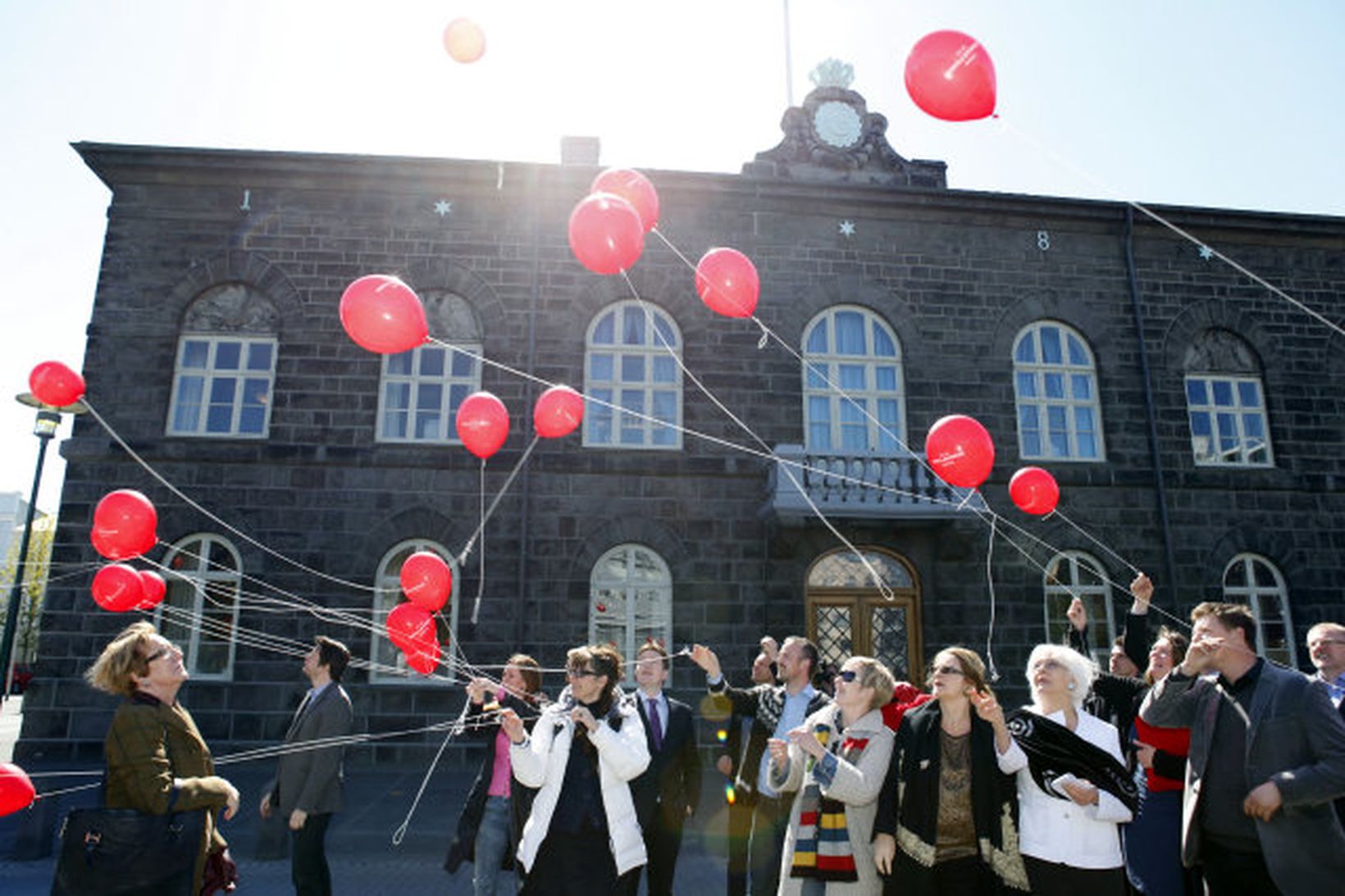 Þingmenn slepptu rauðum blöðrum við Austurvöll í dag, í tilefni …