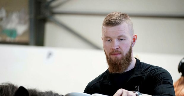 Sigurgeir Jóhannsson járningarmaður stendur vaktina í fótaskoðun, með örmerkjaskannann að vopni.