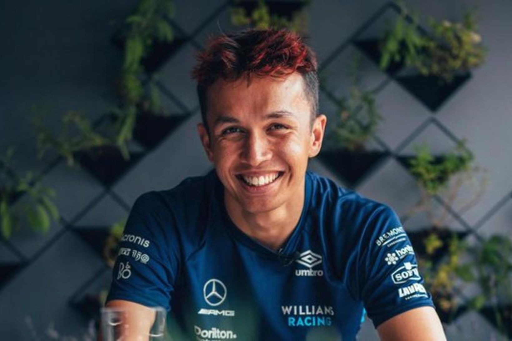 Alex Albon skrifaði undir nýjan samning.