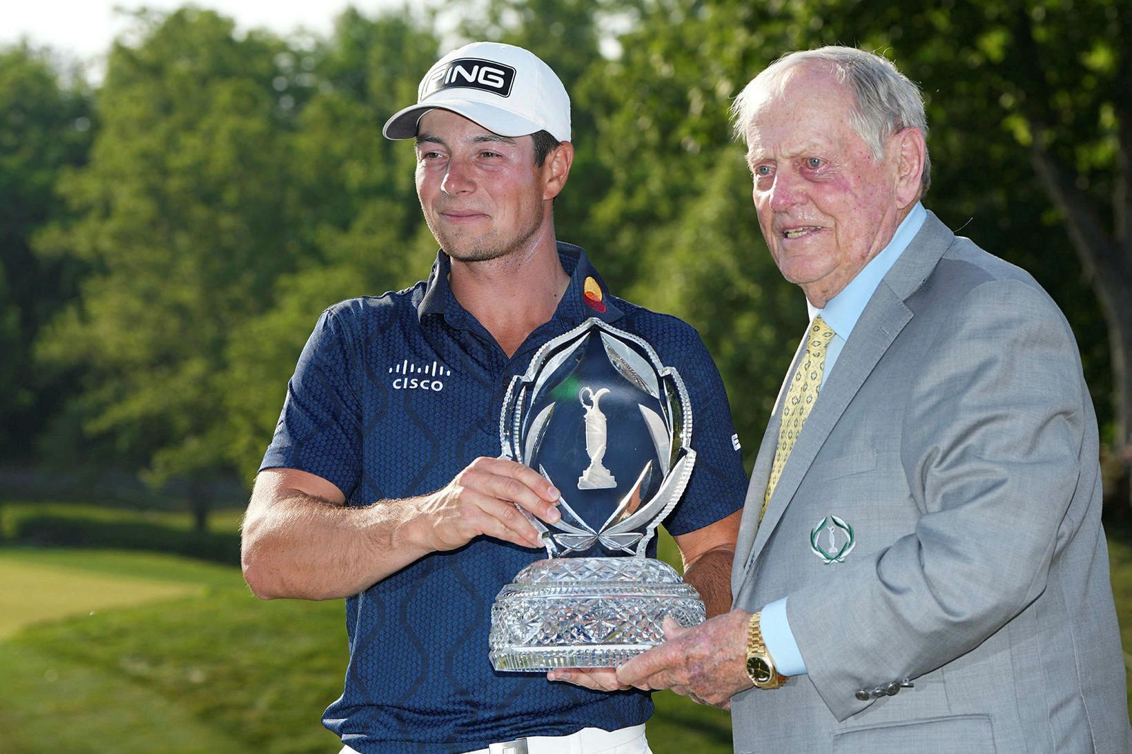 Viktor Hovland ásamt gestgjafanum Jack Nicklaus eftir sigurinn á Memorial-mótinu …
