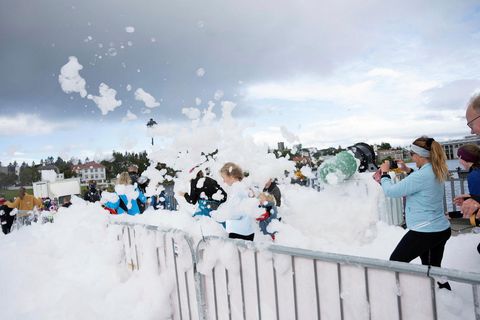 Fólk hljóp í gegnum froðu í góða veðrinu.