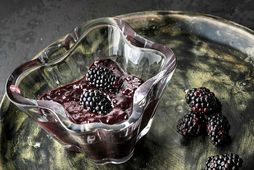 Bragðbomba! Diskurinn er handgerður af Bjarna Sigurdssyni keramíker en skálin er frá Iittala.