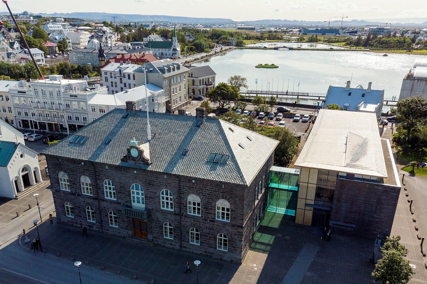 Alþingishúsið. Senn munu alþingismenn fara í sumarleyfi en hátt í …
