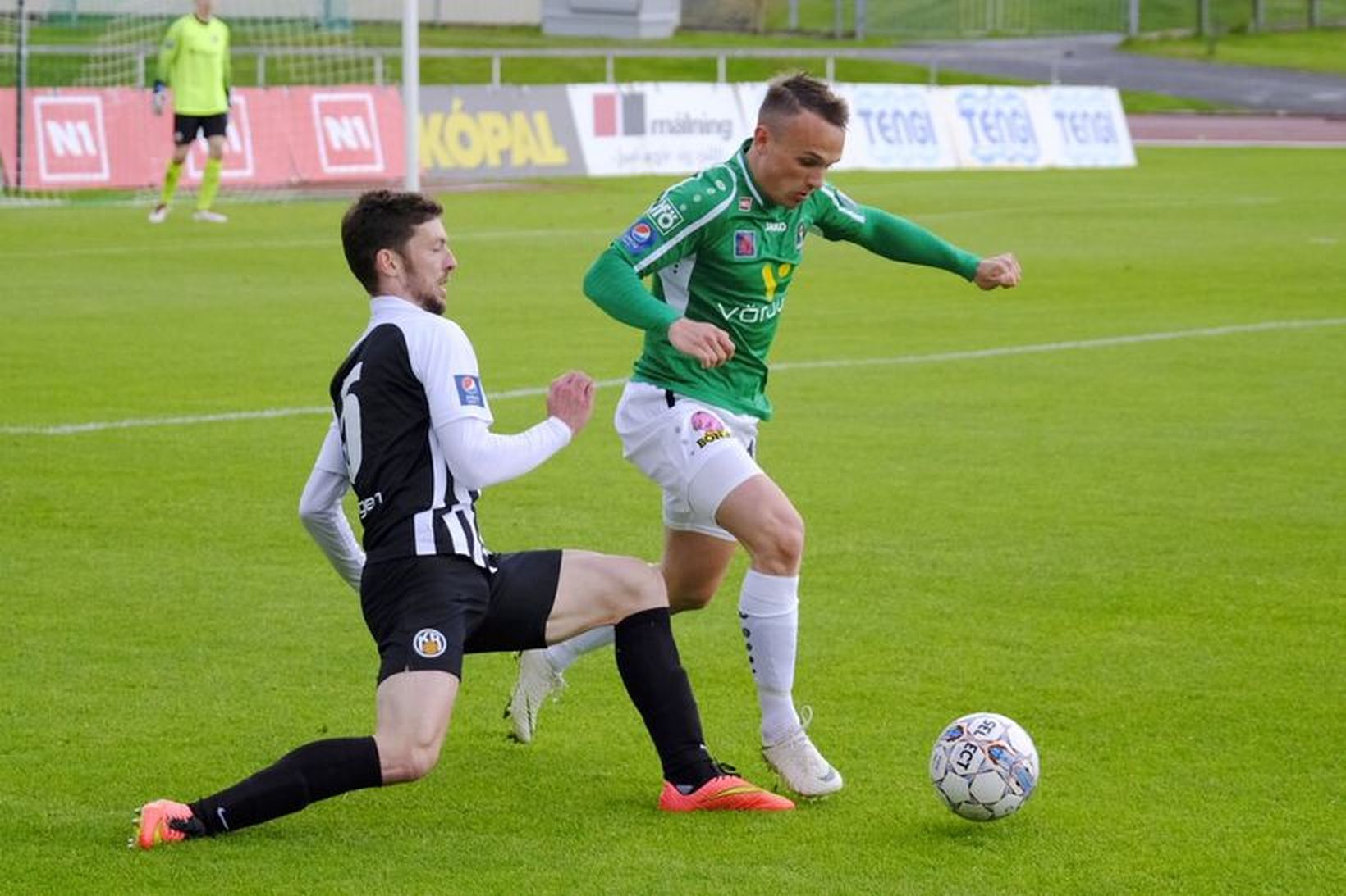 Arnór Sveinn Aðalsteinsson sækir að Aroni Bjarnasyni á Kópavogsvelli í …