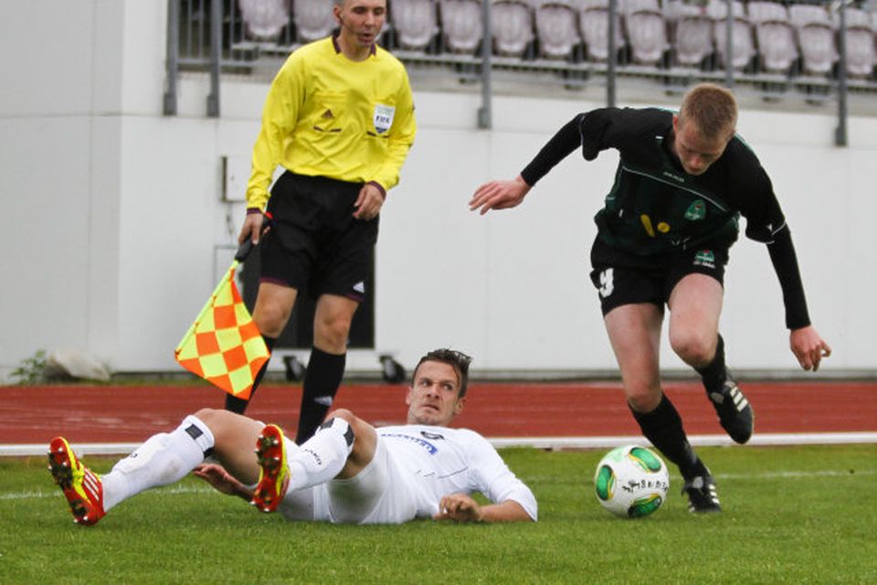 Elfar Árni Aðalsteinsson kominn framhjá einum leikmanna Sturm Graz í kvöld.