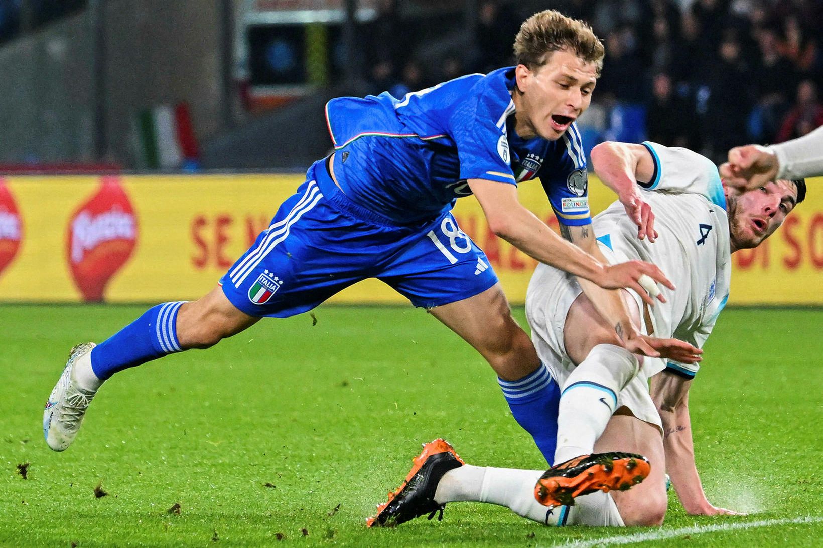 Nicolo Barella í baráttu við Declan Rice í gærkvöldi.
