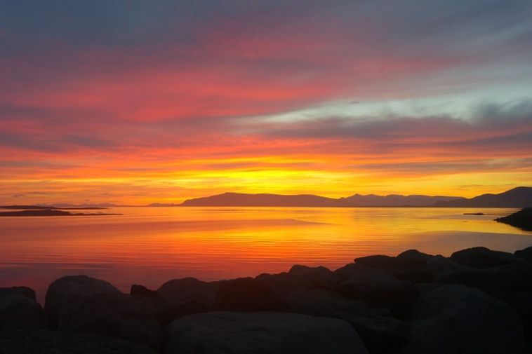 Himininn er glóandi á þessari mynd sem tekin var úti á Granda.
