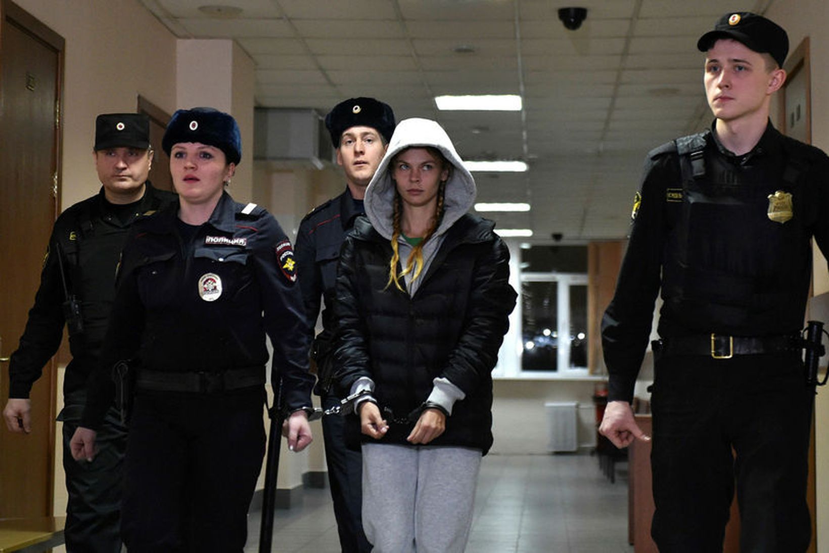 Anastasia Vashukevich umkringd rússneskum lögregluþjónum.