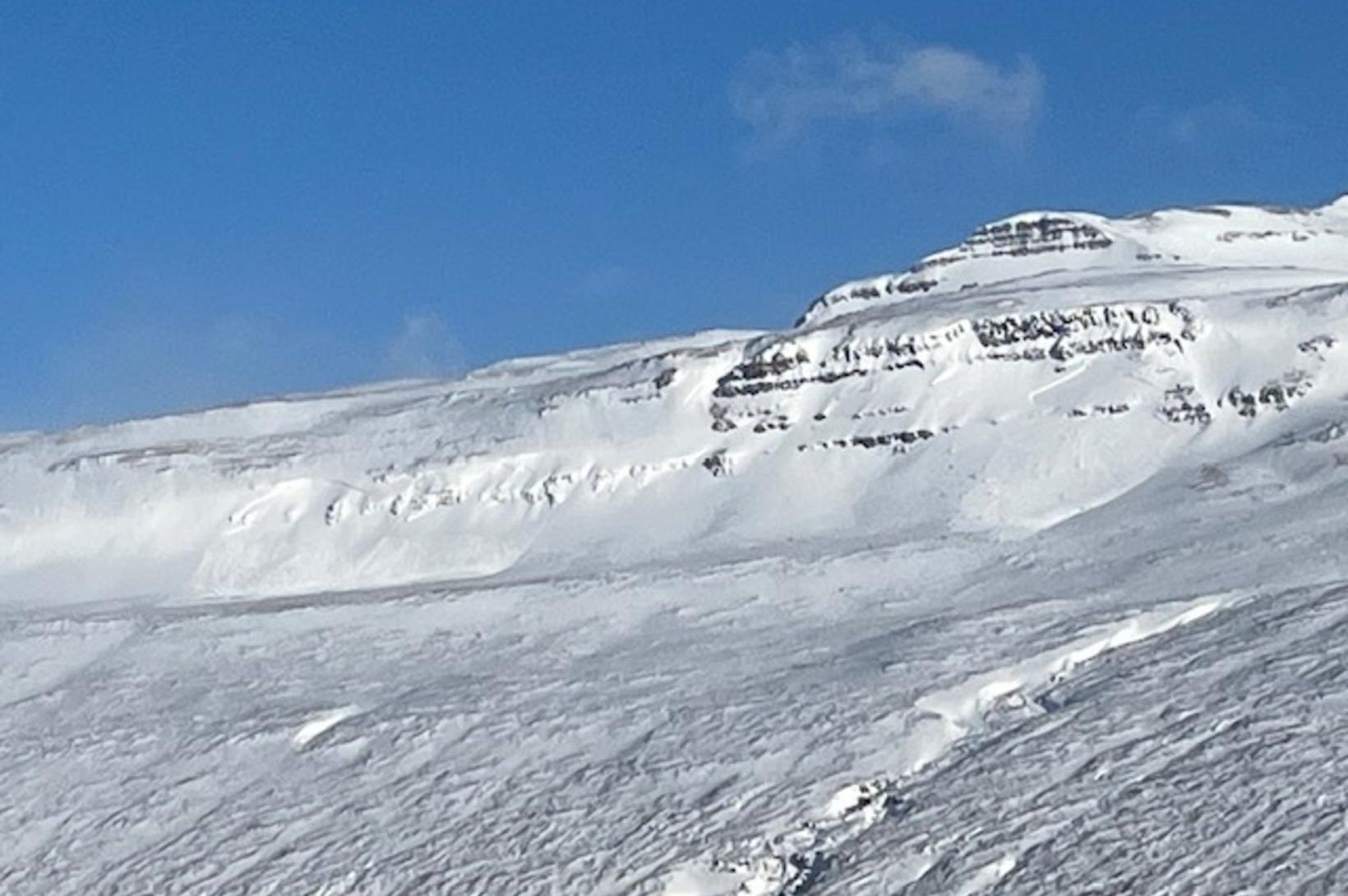 Snjóflóð fallið og varað við frekari hættu