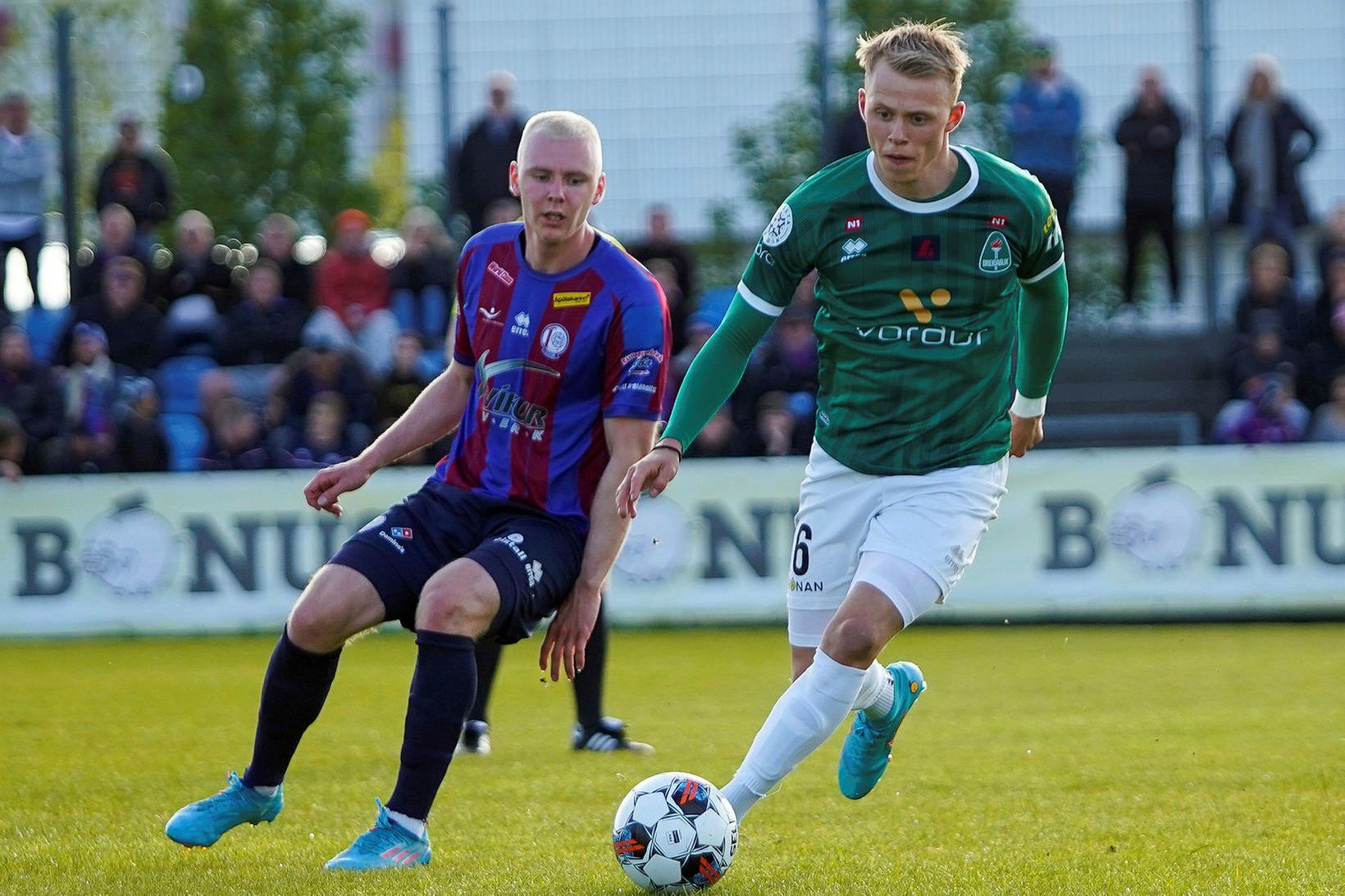Dagur Dan Þórhallsson miðjumaður Breiðabliks með boltann í leiknum í …