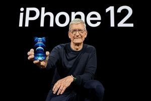 Tim Cook kynnir þarsíðustu uppfærslu hins geysivinsæla iPhone sem er eitt af krúnudjásnunum í framleiðslu …