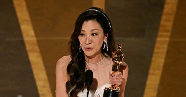 Leikkonan Michelle Yeoh gekk í hjónaband 19 árum eftir trúlofun.