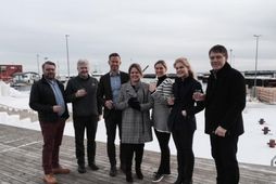 Skálað í kollageni eftir undirritunina í dag. Heiðar Hrafn Eiríksson, skrifstofustjóri Þorbjarnar, Gunnar Tómasson, framkvæmdastjóri …