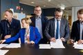 Tímamót Fulltrúar hins opinbera, með Willum Þór Þórsson heilbrigðisráðherra í fararbroddi, og fyrirtækjanna tveggja skrifuðu undir í gær.