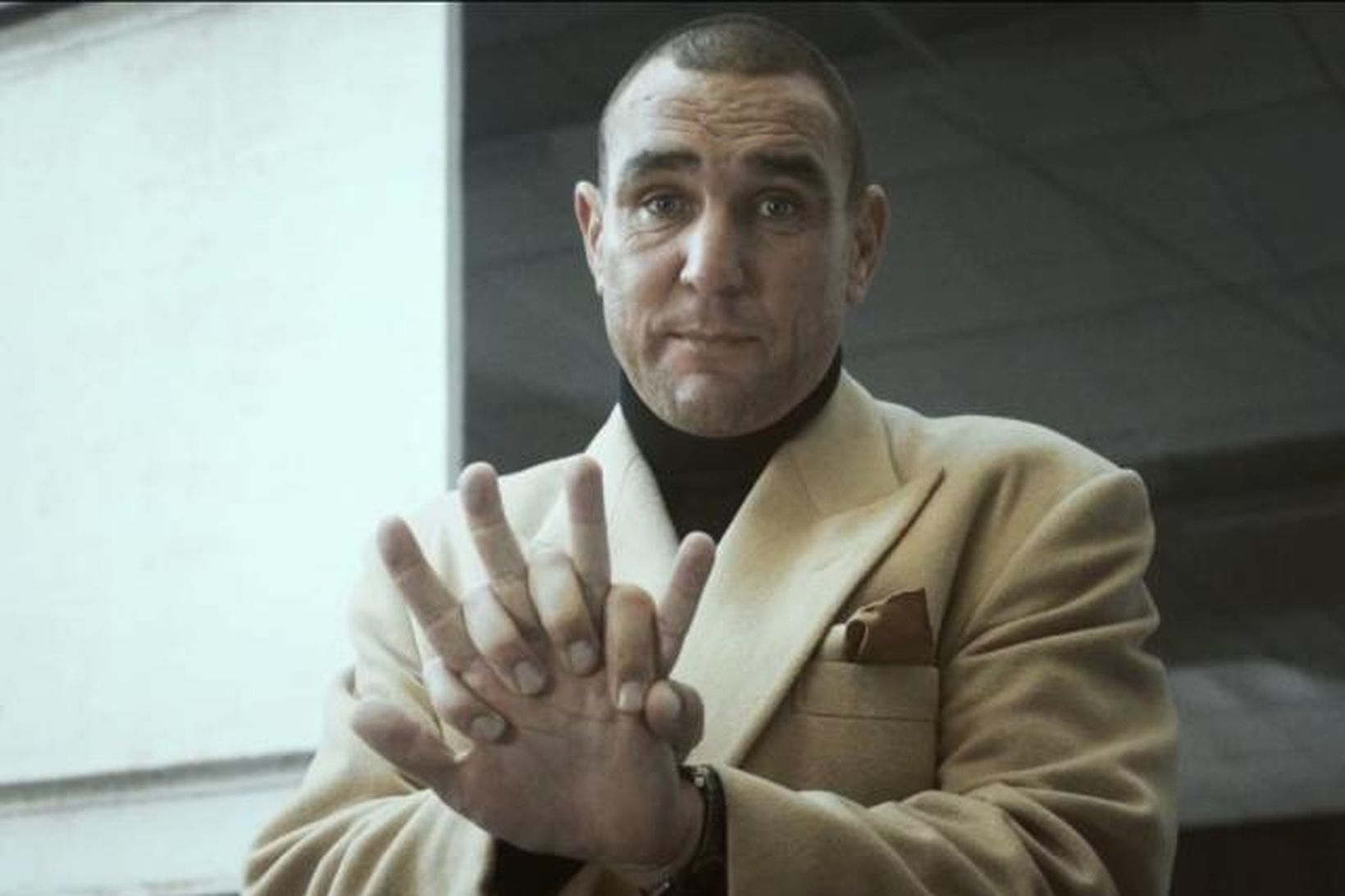 Vinnie Jones sýnir réttu handtökin. Úr myndskeiði Bresku hjartasamtakanna.