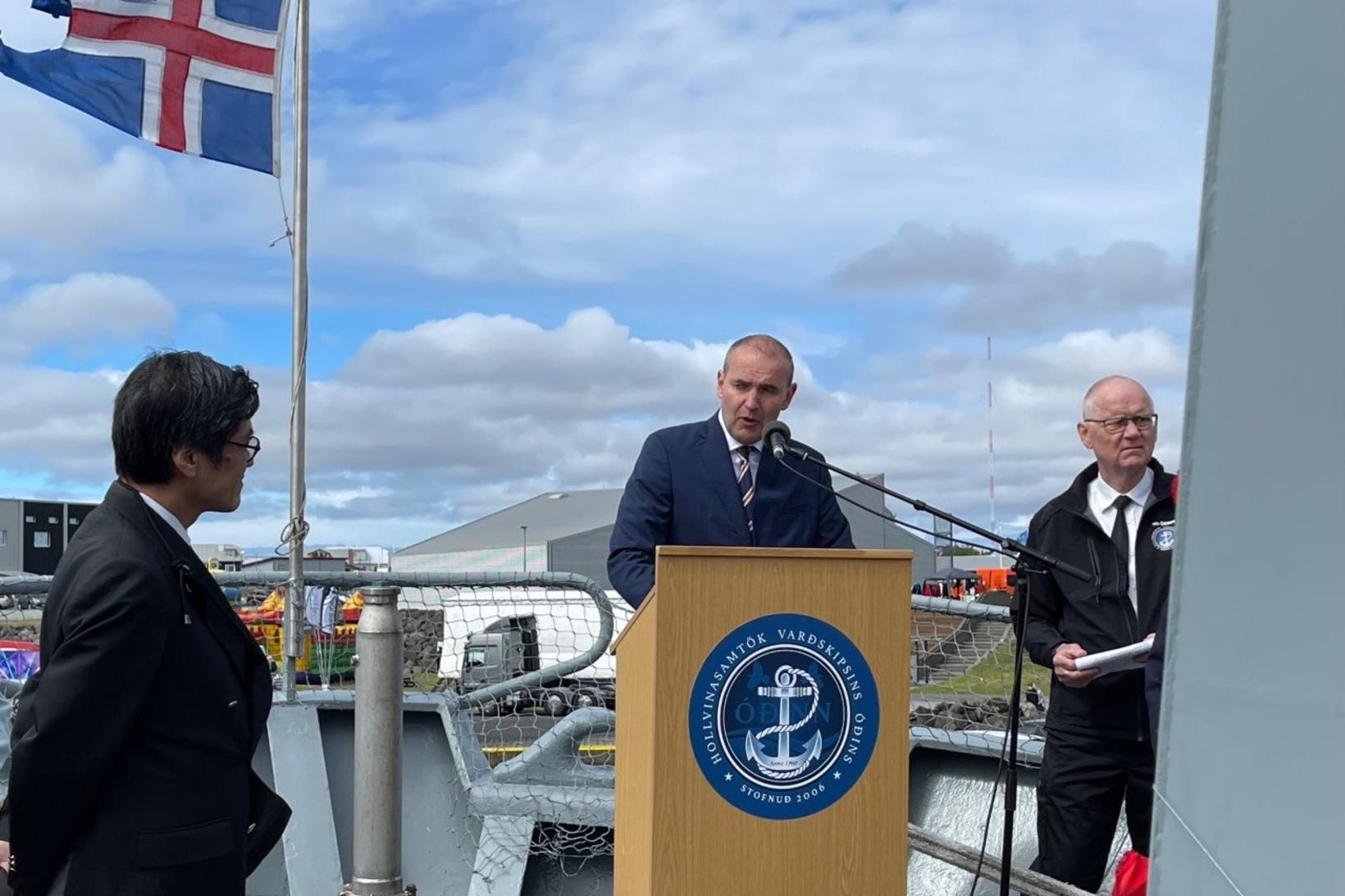 Forsetinn ávarpar athöfn um borð í Óðni.
