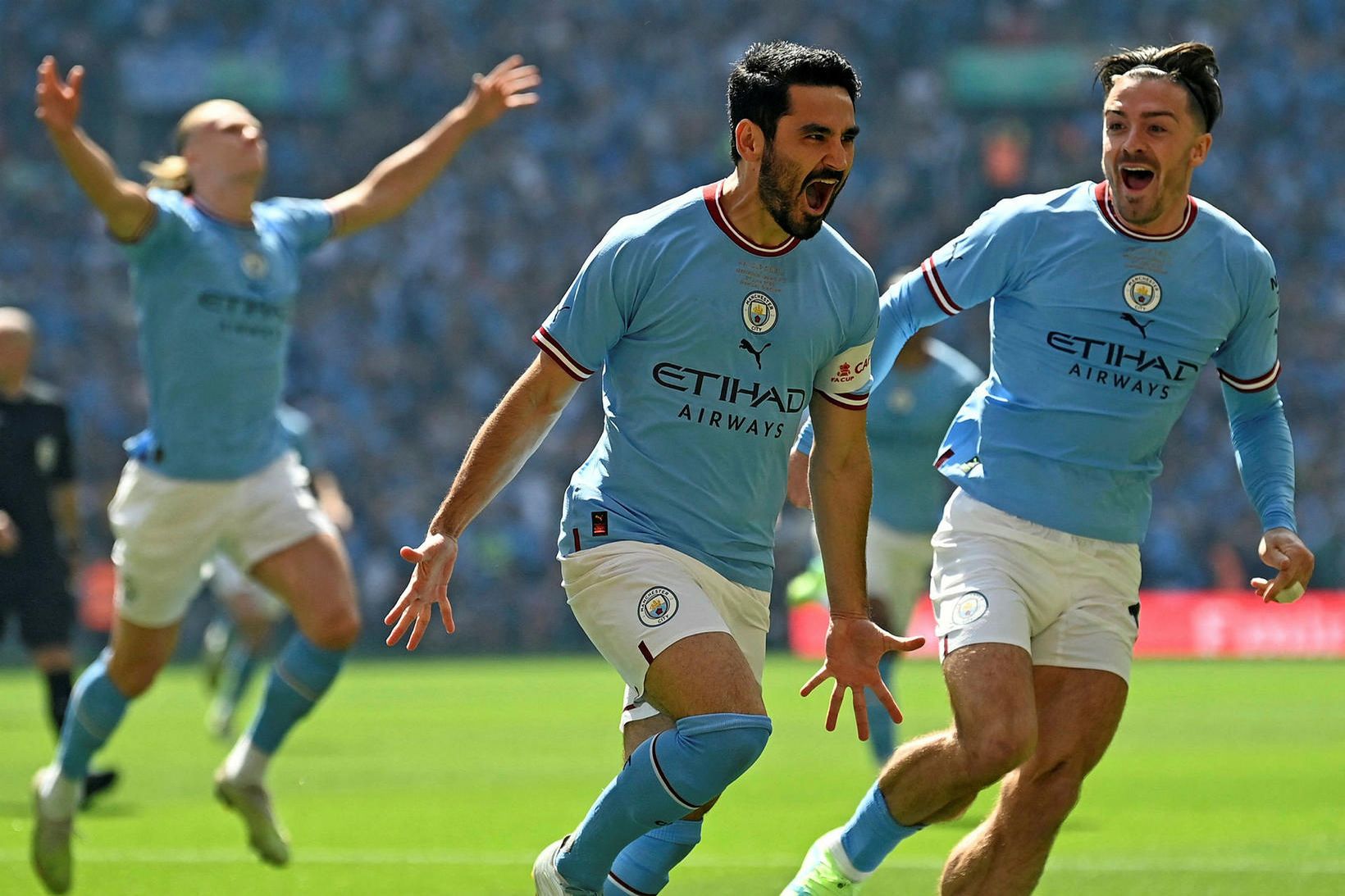 Ilkay Gündogan og Jack Grealish fagna marki þess fyrrnefnda í …