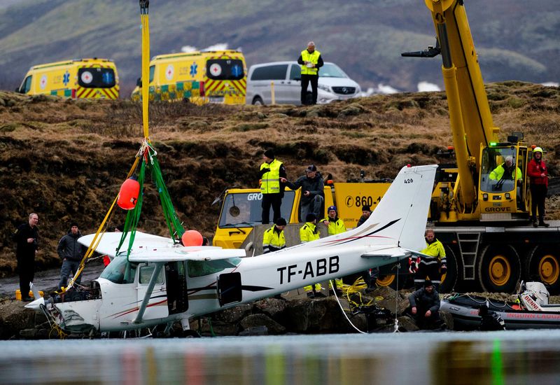 The plane being pulled out of Þingvallavatn lake.