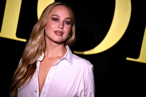 Jennifer Lawrence er ekki búin að fara í augnaðgerð. Hún er með farða.