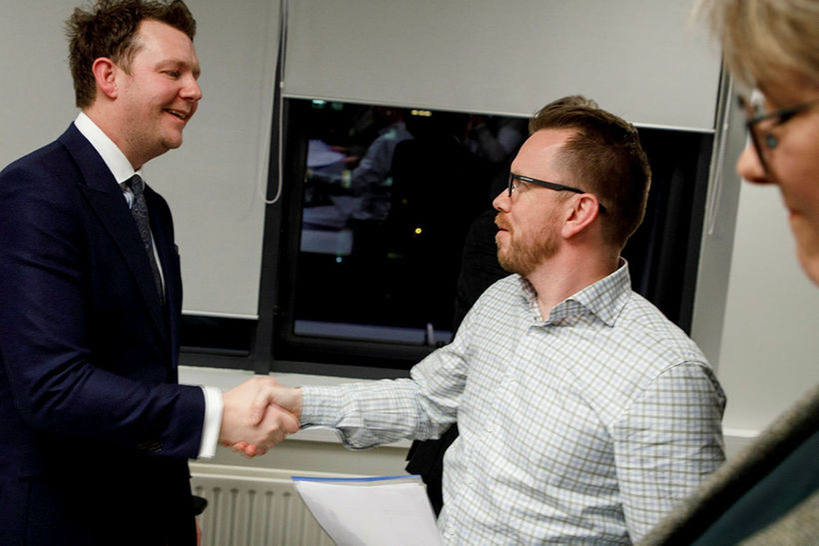 Ragnar Þór Ingólfsson, formaður VR, tekur í hönd framkvæmdastjóra SA …