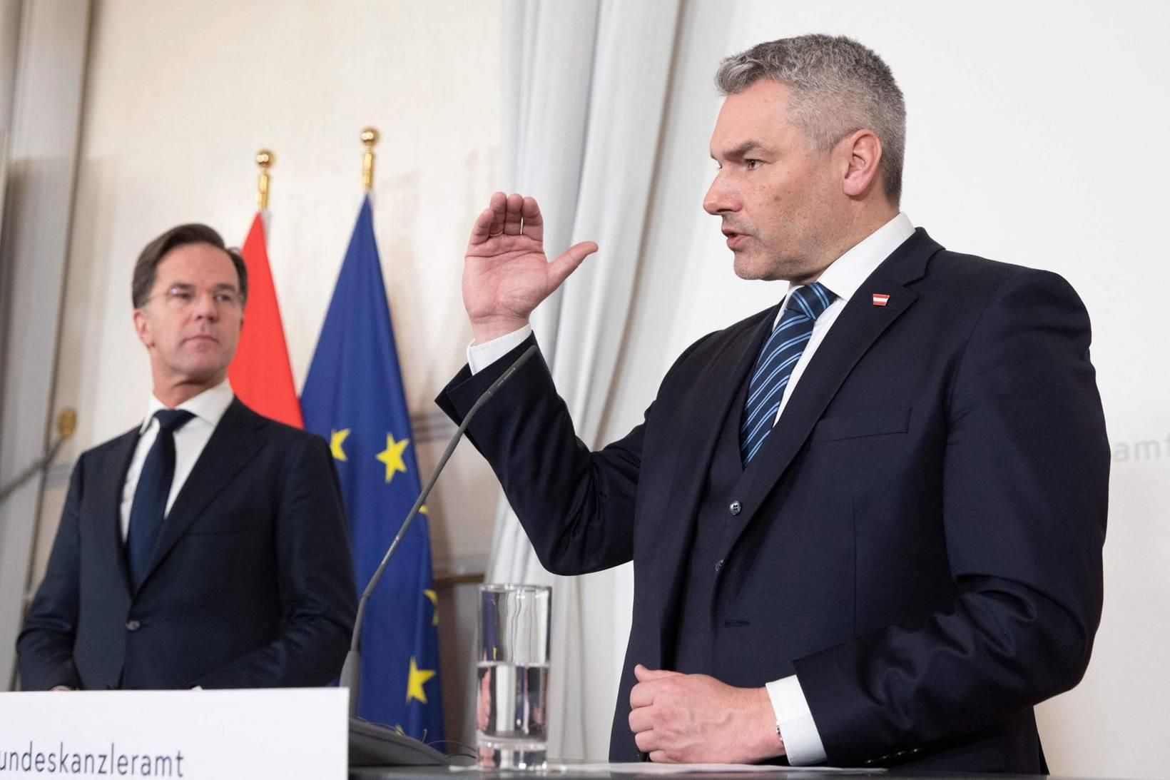 Karl Nehammer, kanslari Austurríkis, (til hægri) ásamt forsætisráðherra Hollands, Mark …