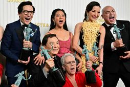 Leikararnir Michelle Yeoh, Ke Huy Quan, Stephanie Hsu, Jamie Lee Curtis og James Hong með …