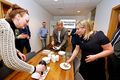 Afmæliskaffi Dagurinn var haldinn hátíðlegur í húsakynnum samtakanna í gærmorgun. Formaðurinn stendur við enda borðsins.