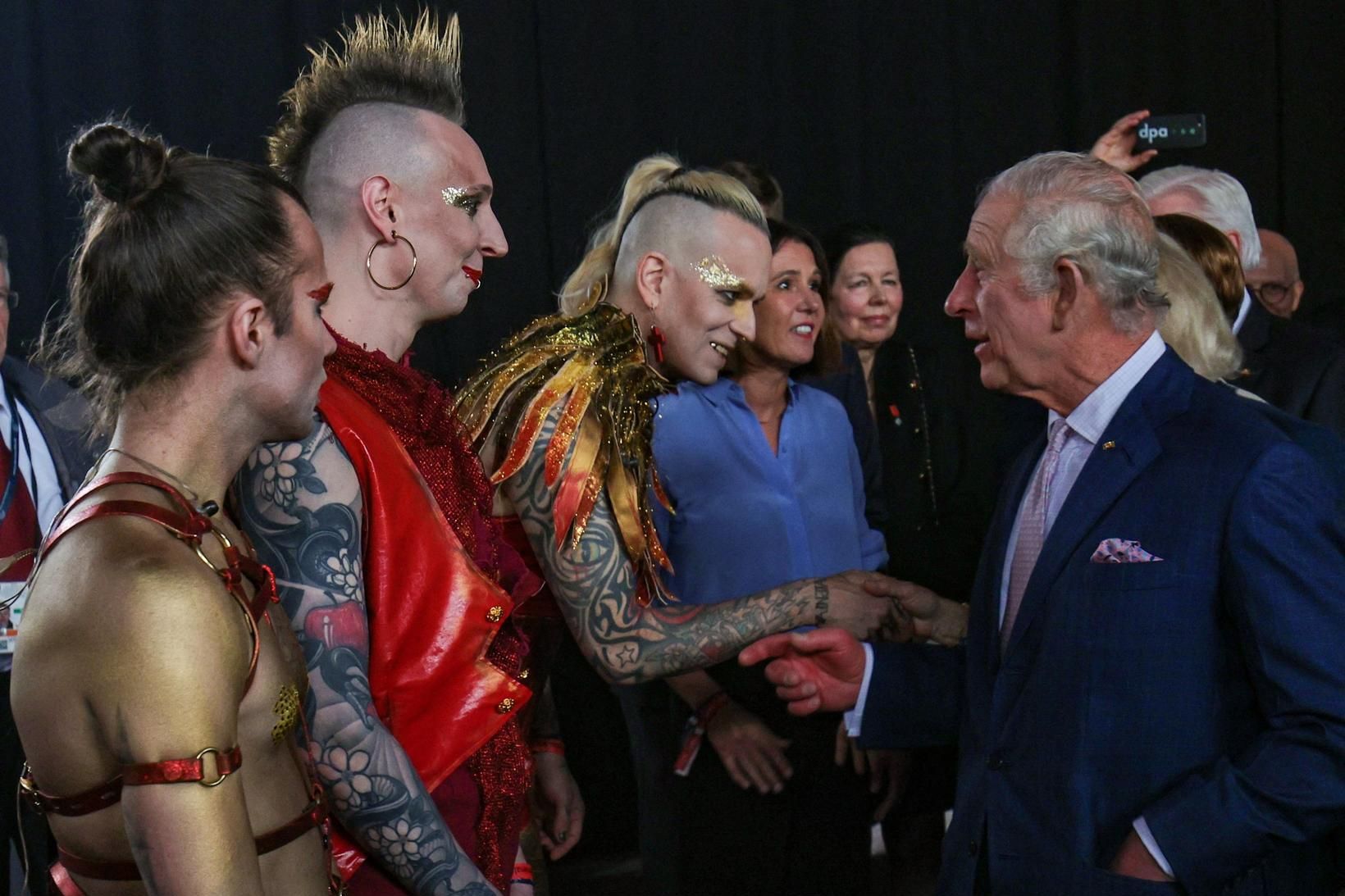 Karl Bretakonungur heilsaði þýsku Eurovision-keppendunum í Hamborg.