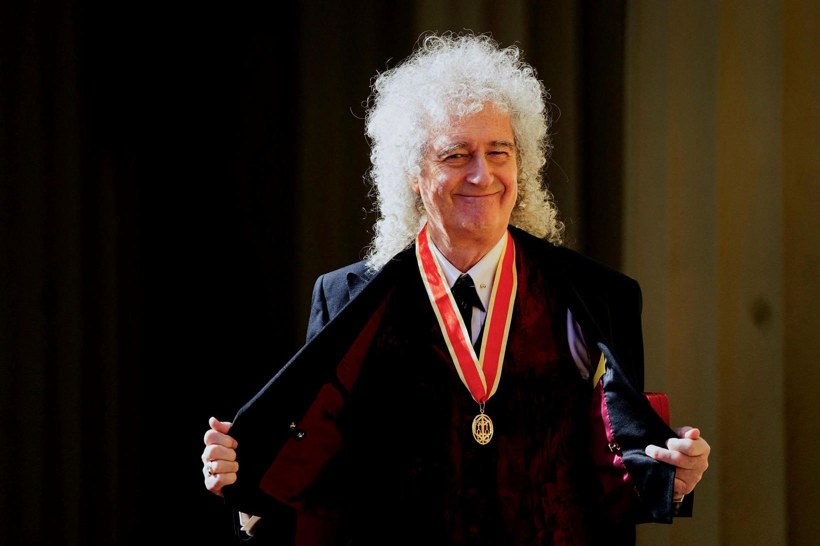 Brian May var sleginn til riddara í gær.