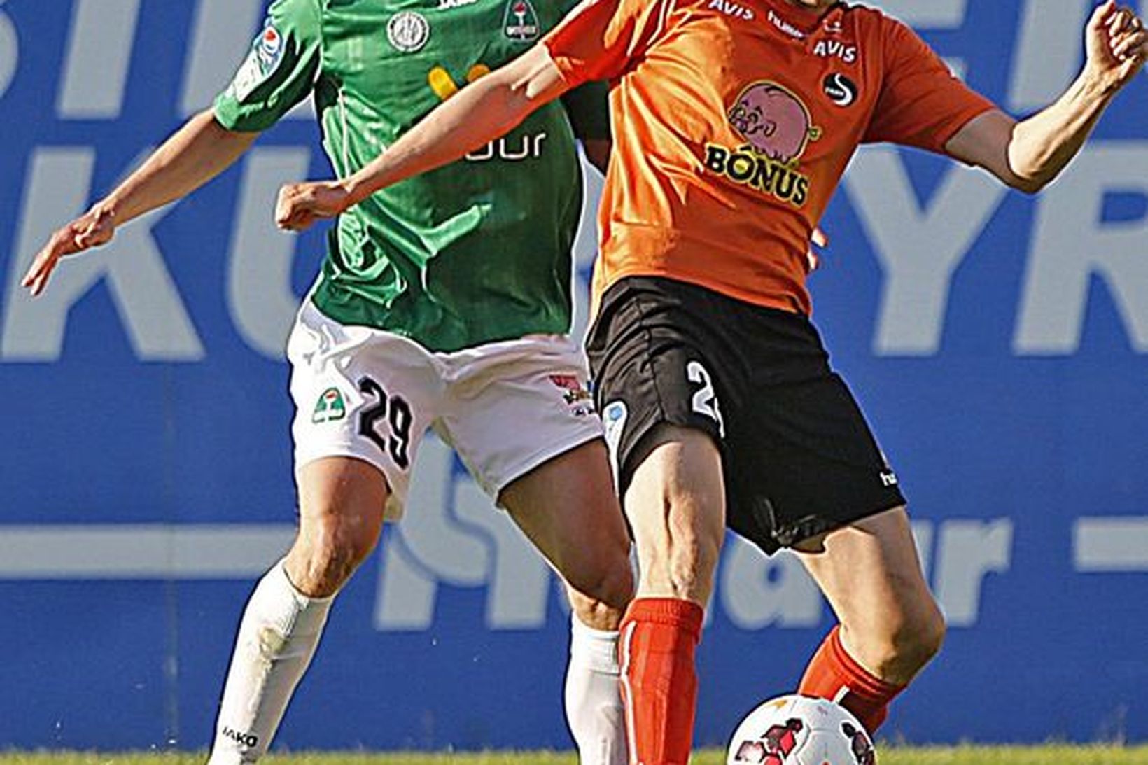 Arnór Sveinn Aðalsteinsson og Daði Ólafsson eigast við í leiknum …