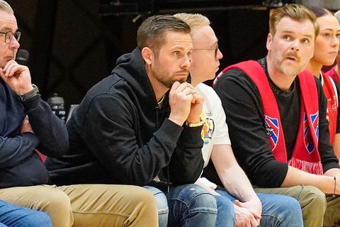 Gylfi Þór Sigurðsson er á meðal áhorfenda á Hlíðarenda.